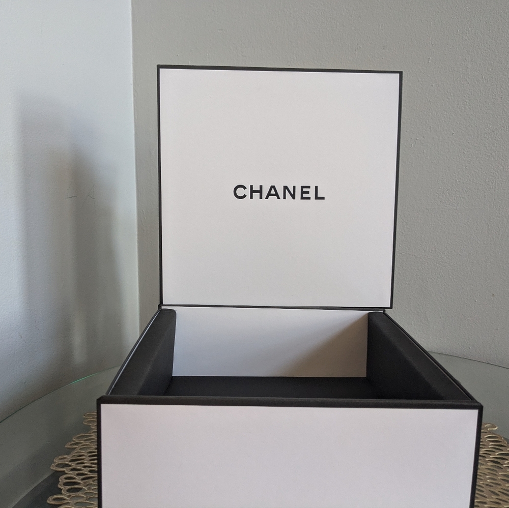 Chanel - Picture 2 of 3